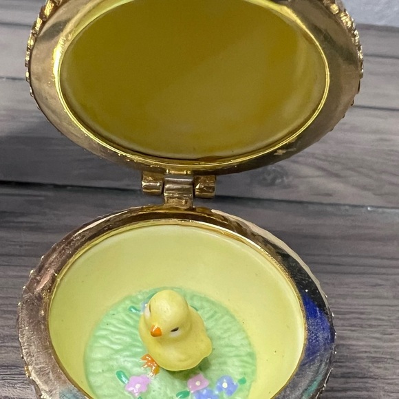 HALLMARK NIB 2001 EASTER EGG SURPRISE “Chick” #3 FINE PORCELAIN SPRING ORNAMENT - Picture 4 of 8